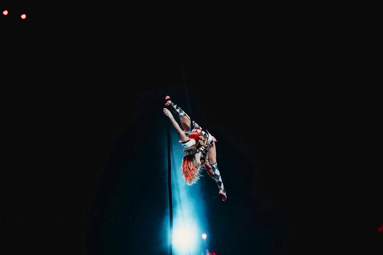 A gymnast performing on corde de péril above the circus ring
